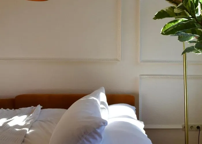 Charmanter Altbau In Schleussig Mit Balkon * Лейпциг