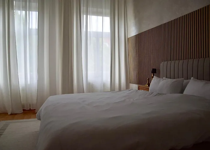 Apartment Charmanter Altbau In Schleußig Mit Balkon *